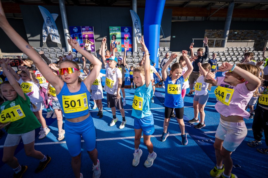 Kids warming up before the kids race