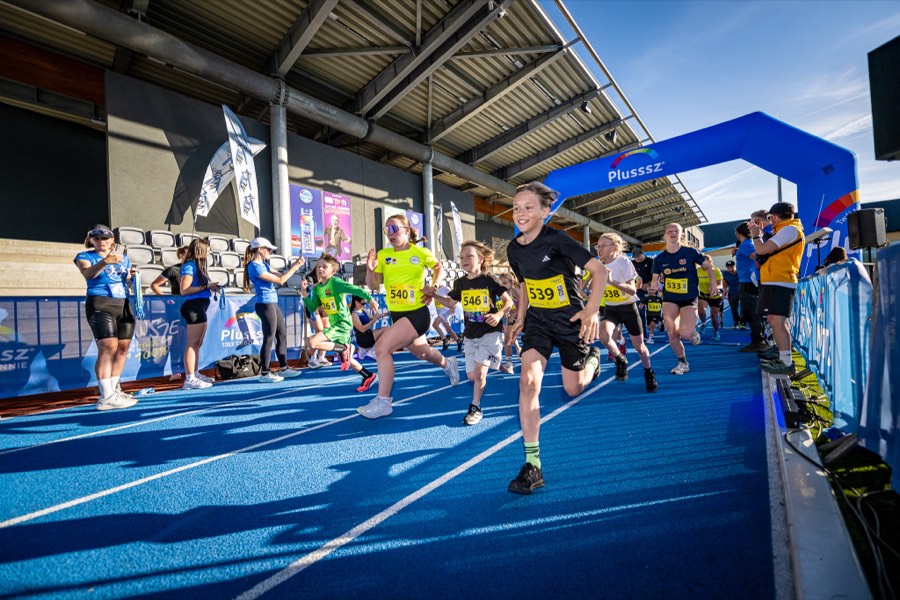 Kids running through the start arch